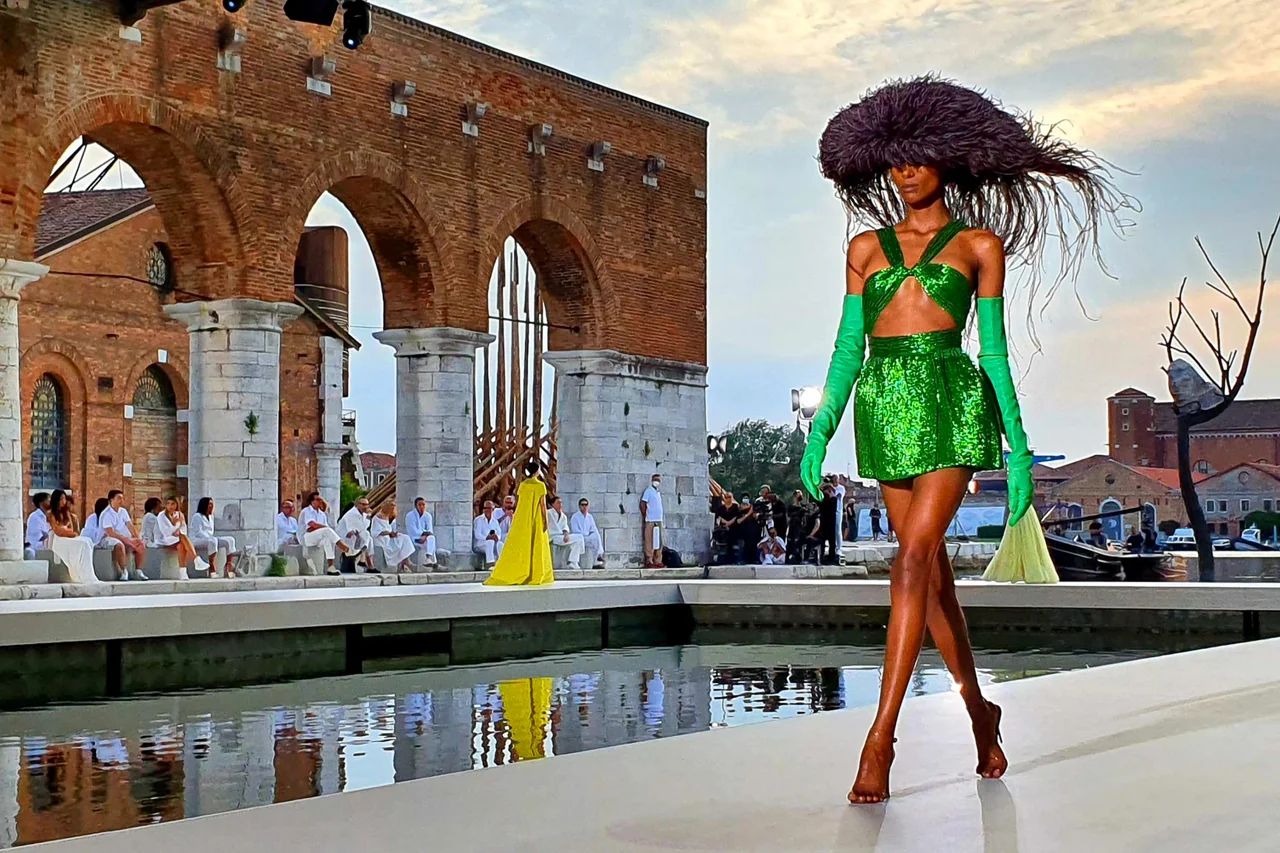 Floating runway show